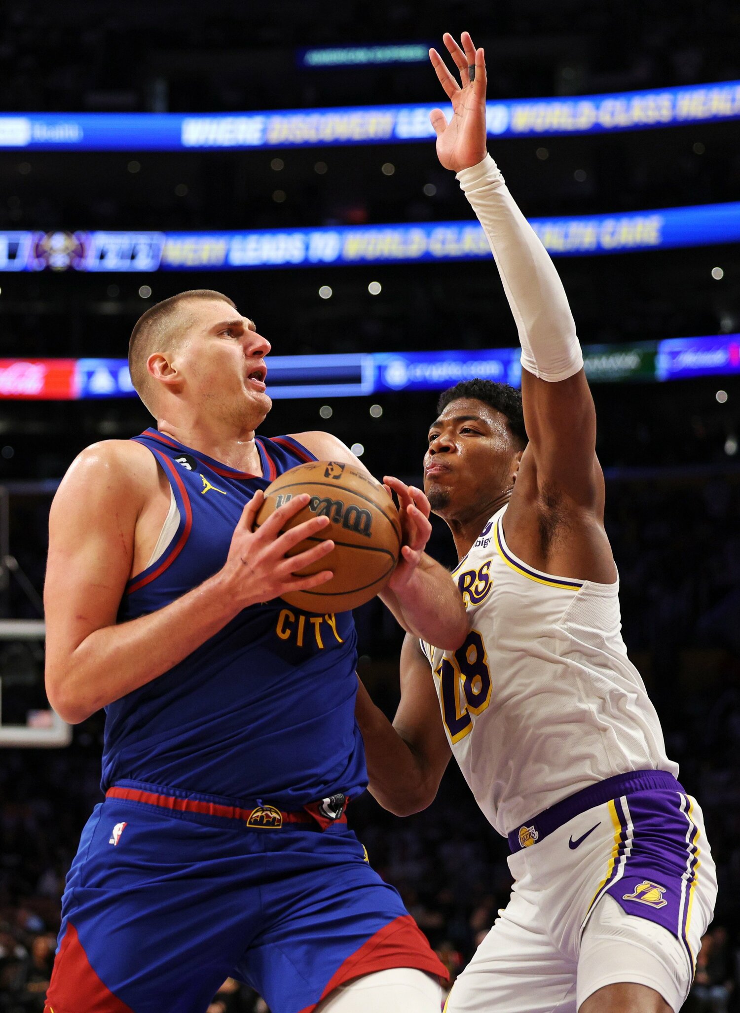 レイカーズ戦では八村塁とマッチアップしたヨキッチ（左）©︎Getty Images