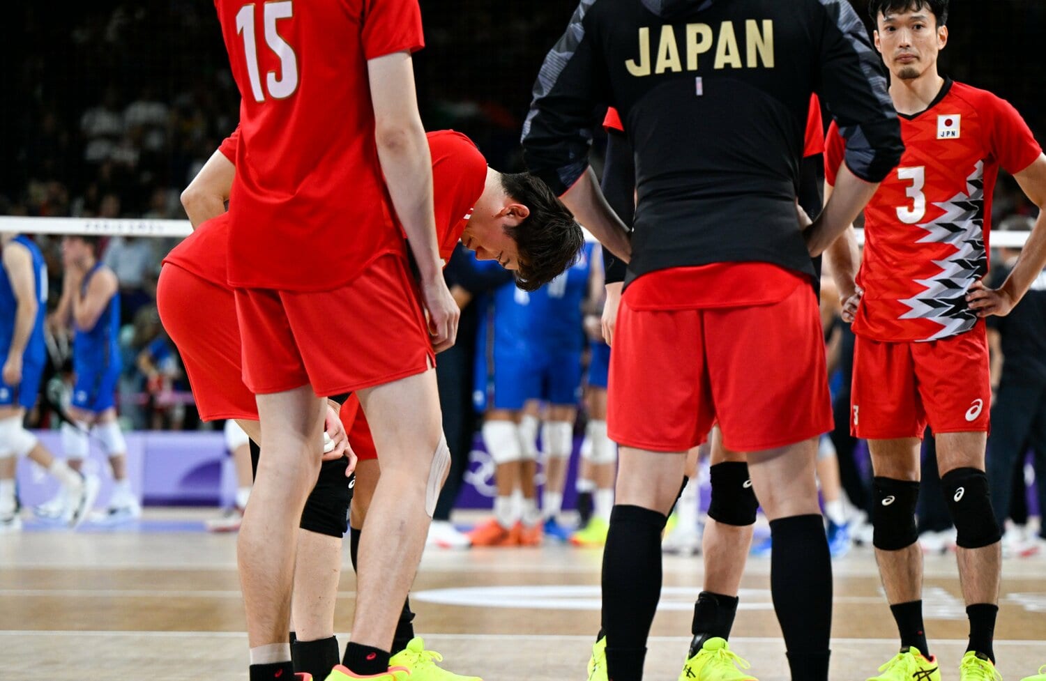 うつむく石川祐希。試合後は自らが決めきれなかったことを悔いて、キャプテンとして責任を背負った　©︎Asami Enomoto/JMPA