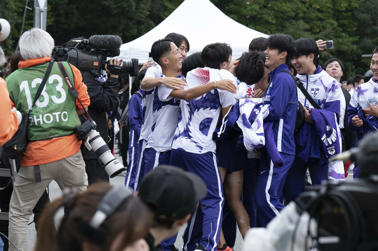 ゴールした山川を囲んで喜びあう駒澤大の面々 ©Tadashi Hosoda