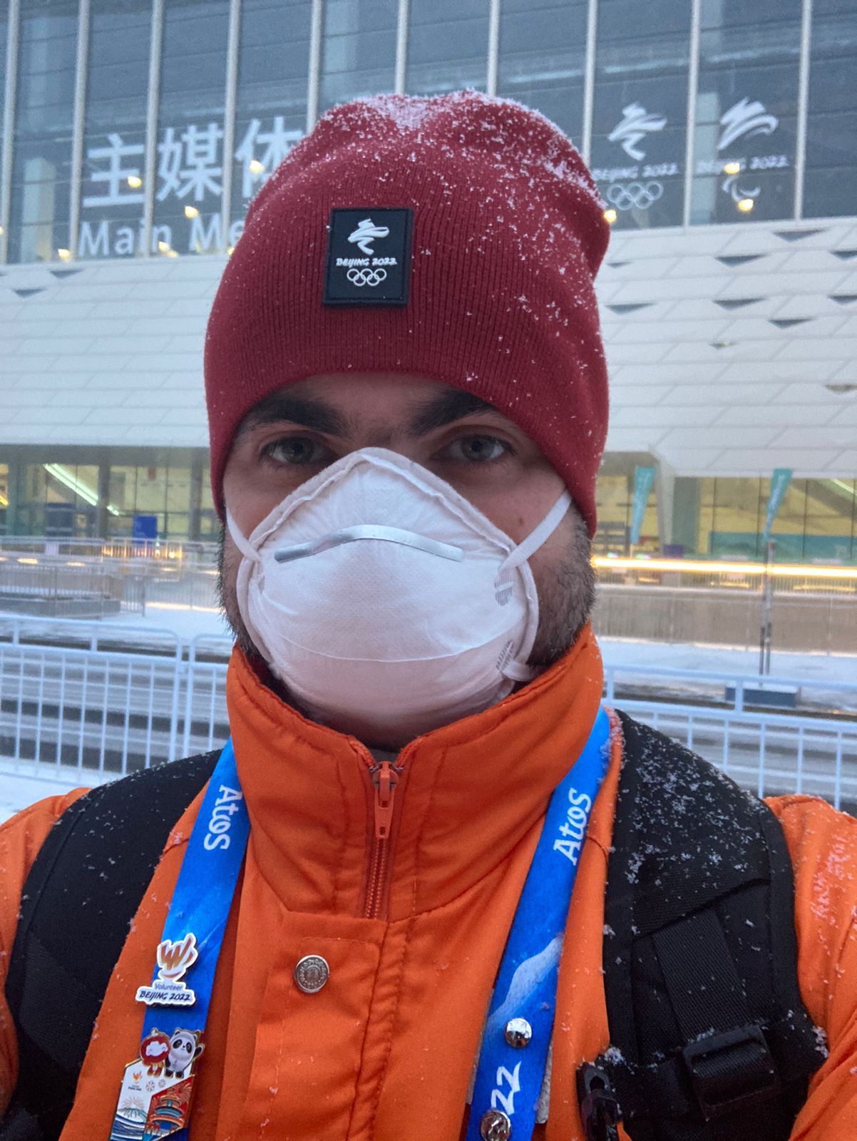 精力的に取材を続けるロンゴ記者　※本人提供