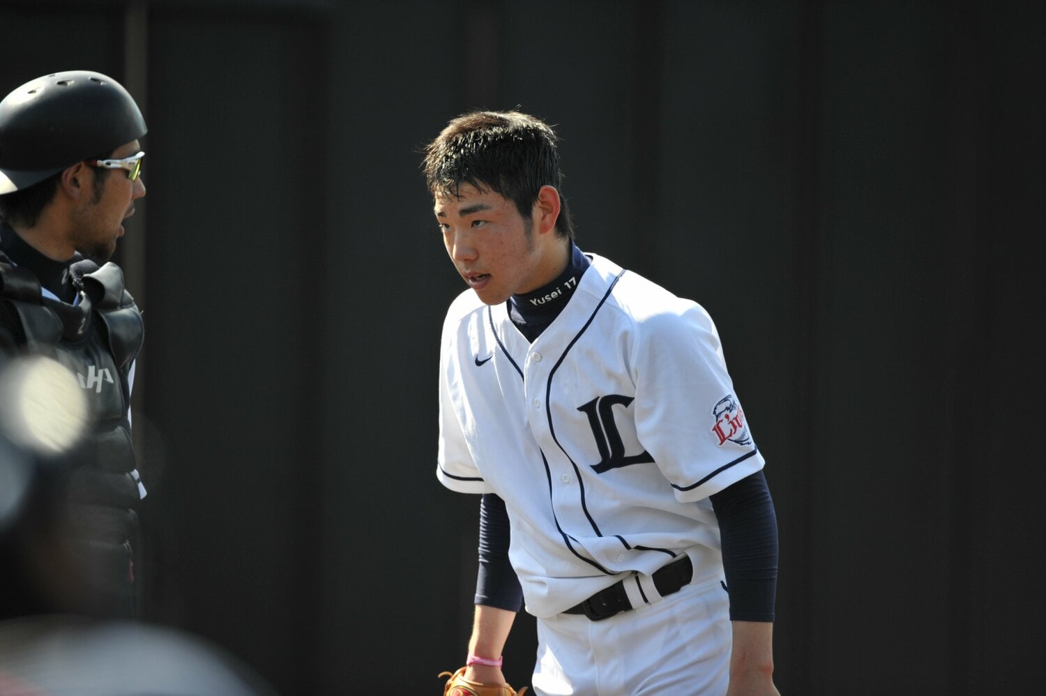 “炭谷先輩”に最敬礼する1年目の菊池　©Hideki Sugiyama