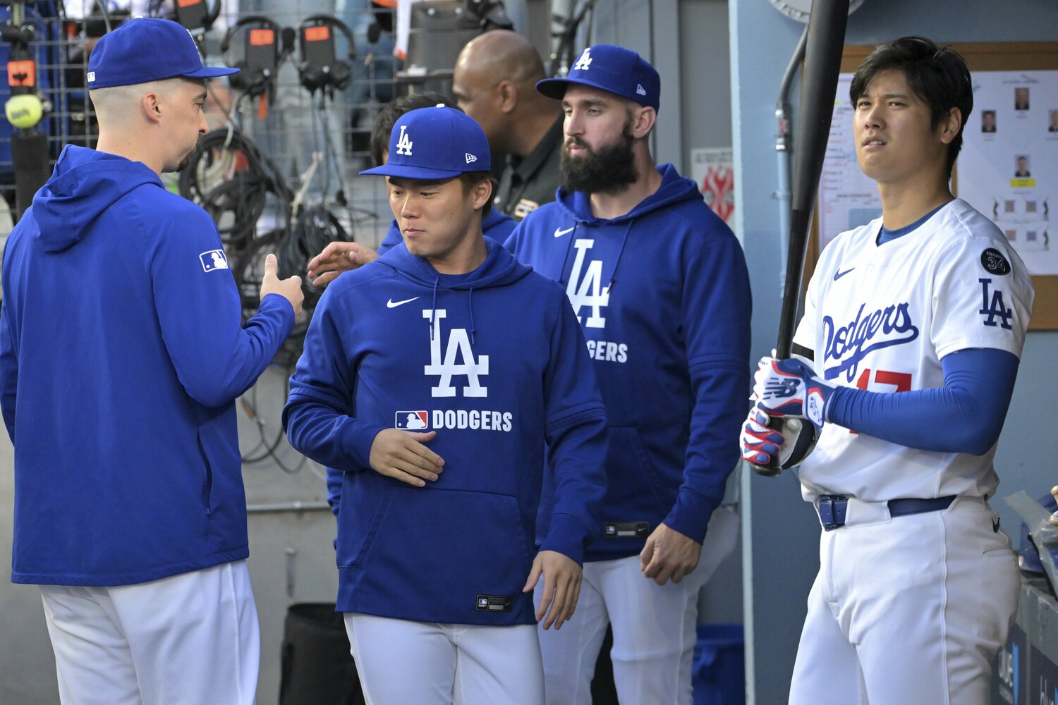 ドジャースベンチでのスネル(写真左端)と山本由伸 ©AFLO