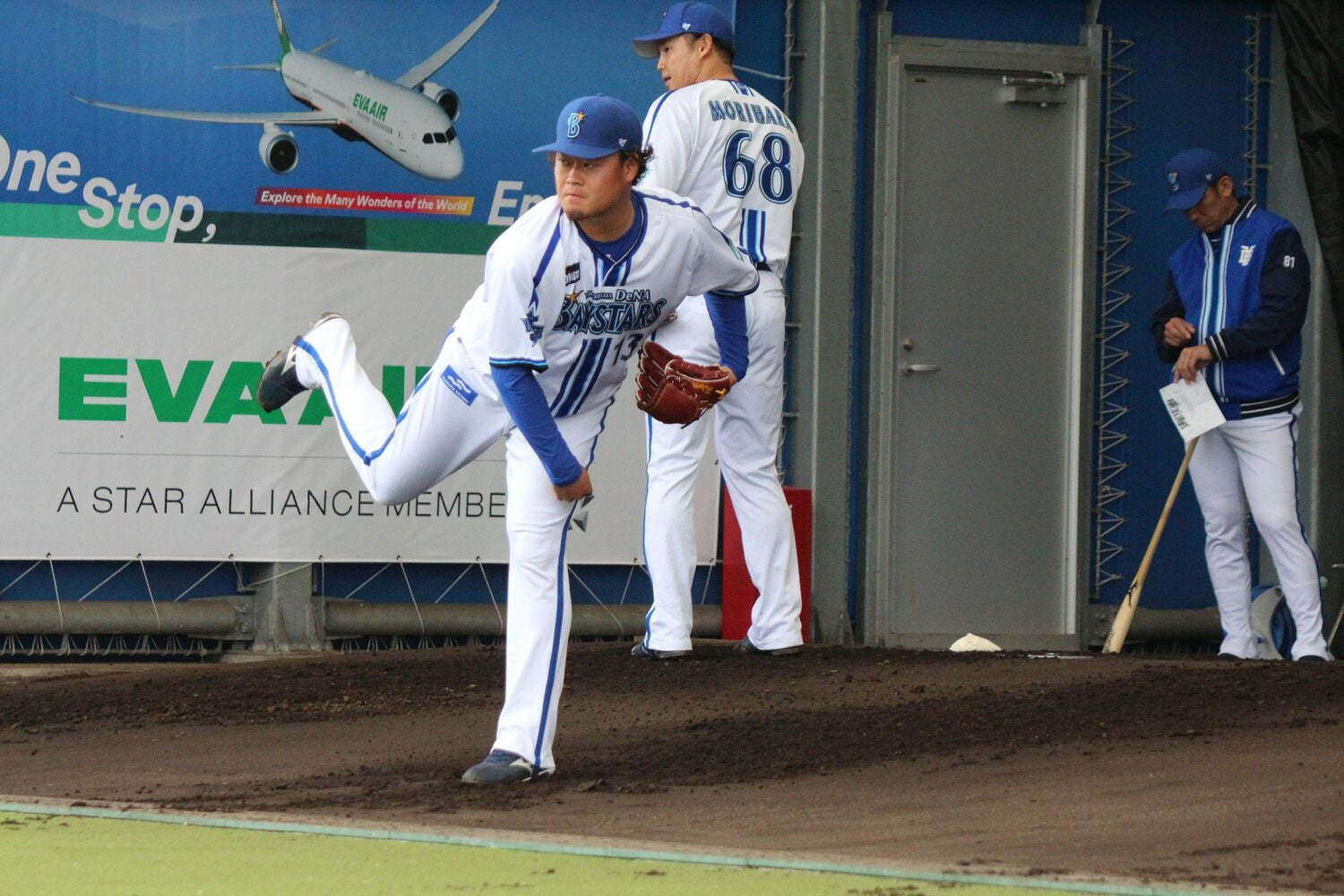 キャンプに駆けつけるファンも注目する伊勢のブルペン投球　©︎Fumi Sawai