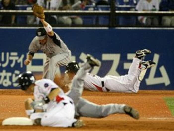 宮本慎也が若手に伝えたかったこと。果敢なヘッドスライディングの意味。<Number Web> photograph by SPORTS NIPPON