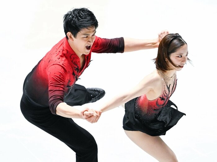 「心臓が止まるかと思いました」五輪直前りくりゅうペアを襲った“ある試練”…引退発表でも「揺るがぬ信頼関係」の理由は？「乗り越えてきた壁は多い」＜Number Web＞ photograph by Asami Enomoto