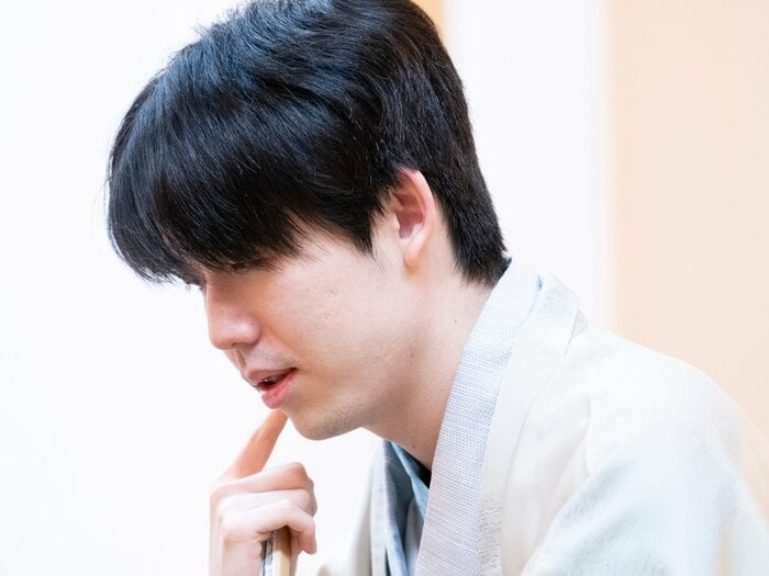 名人・藤井聡太23歳は“完璧な将棋”をあえて捨てているのか「天才は元に戻れないです」”面白い将棋”への変化と苦悩とは…佐藤天彦九段が推察＜Number Web＞ photograph by Keiji Ishikawa