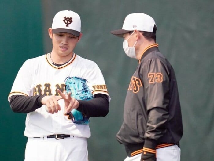 「アバウトさは相変わらず」高橋も戸郷も若手投手が伸び悩み…巨人・桑田真澄コーチが今やるべき“33年前、グアムキャンプの恩師の教え”とは＜Number Web＞ photograph by Sankei Shimbun