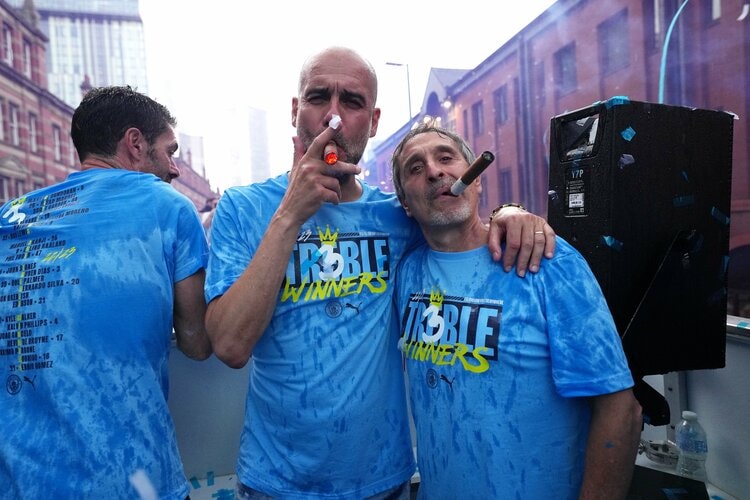 【レア品】グアルディオラ監督 欧州CL優勝記念 サイン入り写真 記事全文】マンチェスターCは悲願の欧州CL制覇に届かず グアルディオラ