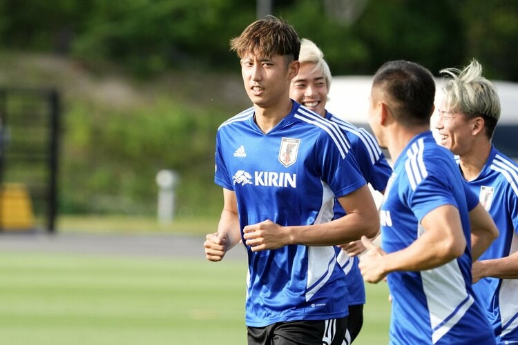 ジュビロ磐田　2018年ユニフォーム　伊藤洋輝　38番　サイン入り　Lサイズ ドイツ地元記者が語る、23歳伊藤洋輝が“発見された”瞬間「Google検索し