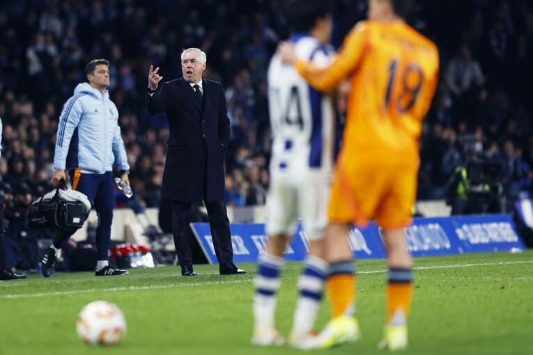 「クボは2回目だぞ！」マドリー名将が不服そうだが久保建英は「あんなのファールじゃないだろ？」とばかりに…“名門の圧vsソシエダの熱”を激写(8)