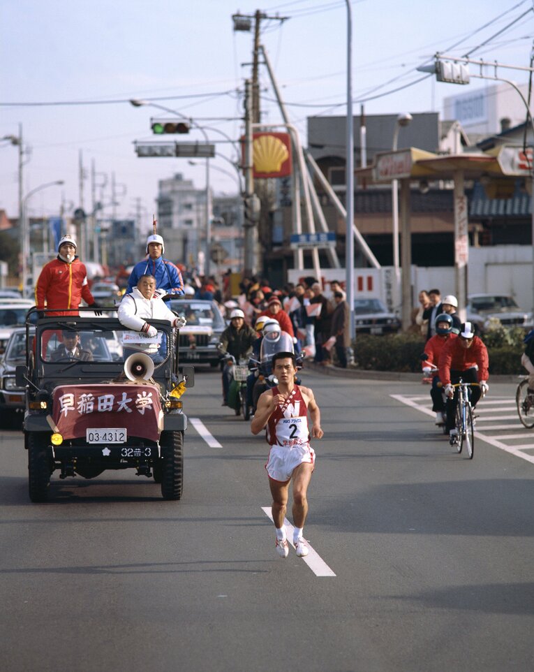 箱根路を走る瀬古の後ろのジープには中村の姿が　©AFLO