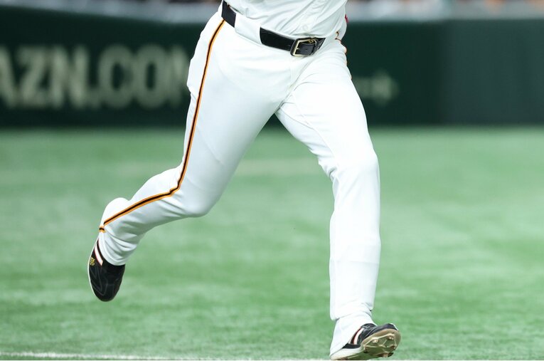 あるプロ野球選手の走塁シーン。身体より前方にかかとから接地しているのがわかる。こうした走りはケガにもつながる　 ©JIJI PRESS