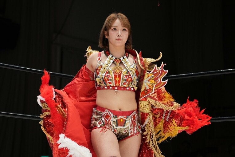 ガウンを脱ぐSareee　©Essei Hara