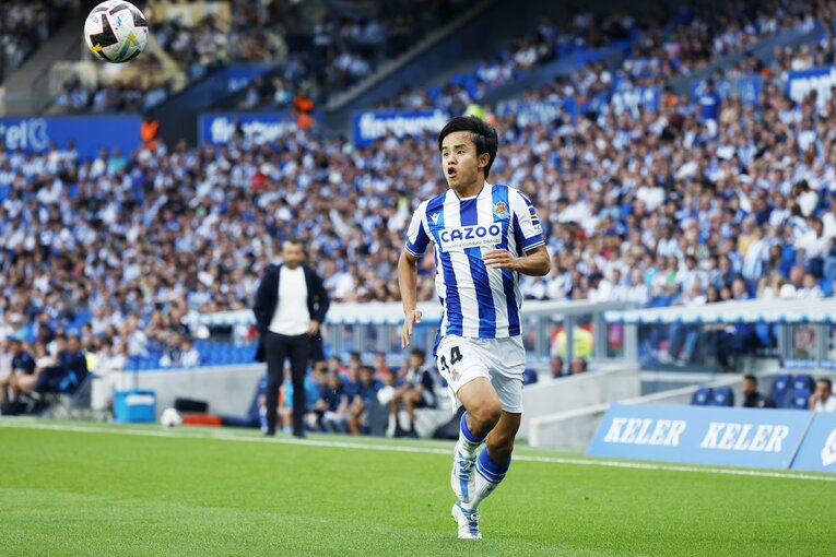 「KUBOコール」や「武房、シャツくれませんか」日本語メッセージの少年、猛プレスに感謝のハグ…“久保建英リーガ100戦目の進化”を撮った(44)