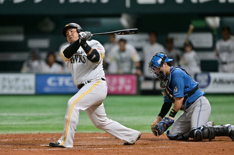 CSファイナルステージ、初戦でサヨナラ打を放った山川だったが、途中出場した第4戦は日ハムバッテリーの丁寧な配球の前に沈黙した ／ photograph by Hideki Sugiyama