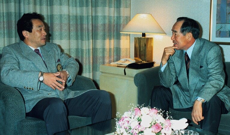 1996年12月4日、日本ハムの上田利治監督と入団交渉に臨む落合。前日にヤクルトと初交渉していた　©KYODO