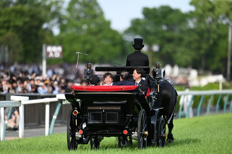 野田順弘オーナー、野田みずき夫人、安田翔伍調教師、横山典弘による馬車でのパレード　©Keiji Ishikawa