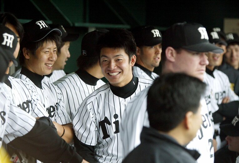 2004年春季キャンプ、ベンチでリラックスした表情を見せる鳥谷敬　©︎Sankei Shimbun