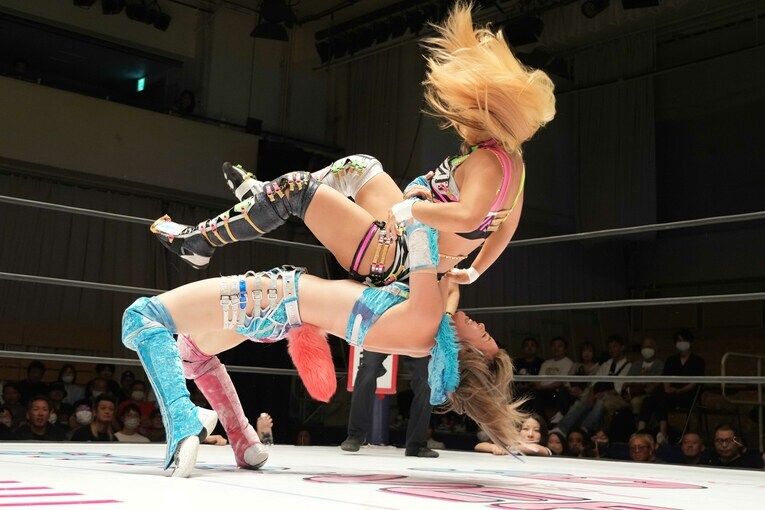 ジャーマンスープレックスでAZMを投げる岩谷麻優　©Essei Hara