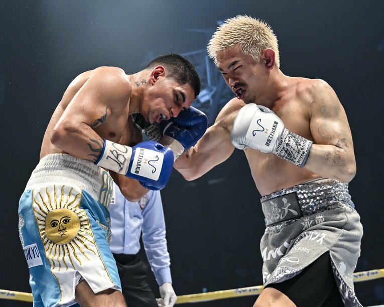 KOを狙って攻勢を強めた井岡一翔だったが、マルティネスを仕留めきるまでには至らず　©Hiroaki Finito Yamaguchi