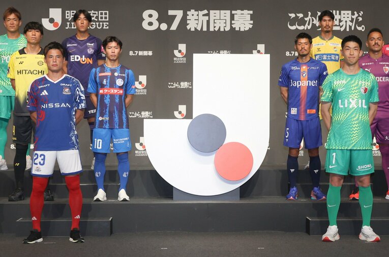 欧州を経験した日本人選手がJリーグの年俸水準を上げた一方で、クラブスタッフの給料が上がっていないという課題がある ／ photograph by JIJI PRESS