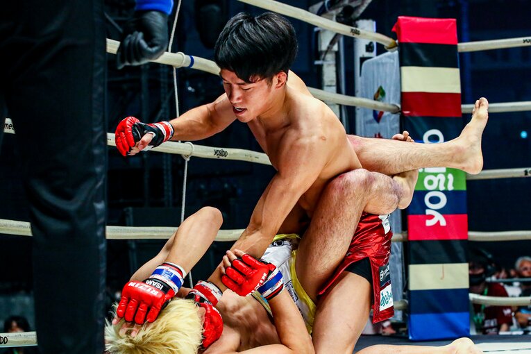【RIZIN】朝倉海の勝因と朝倉未来の敗因は同じ？ なぜ弟は“フルスイング8連発”で勝ち、兄は三角絞めで失神したのか(3)