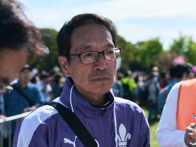 取材に応じる原田代理監督　©Yuki Suenaga