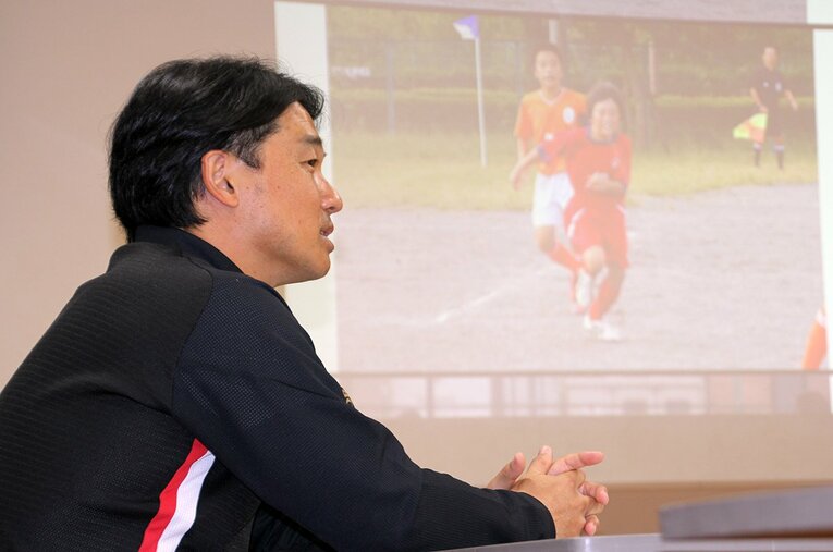 大槻コーチ　©Sports Graphic Number