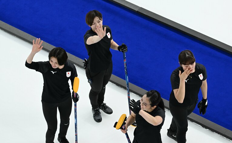 最終戦で中国に勝利し、歓声に応えるフォルティウスのメンバー　©JIJI PRESS