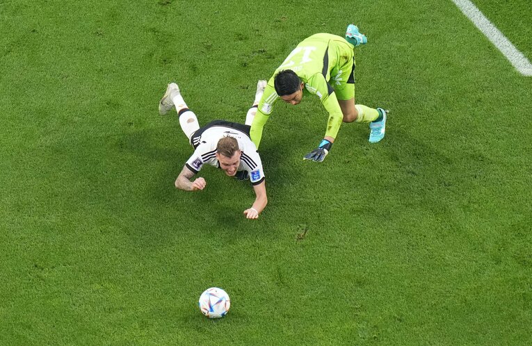 日本対ドイツ戦もキャットウォークから撮っていた（権田がPKを与えたシーン）　©Petr David Josek/AP=AFLO