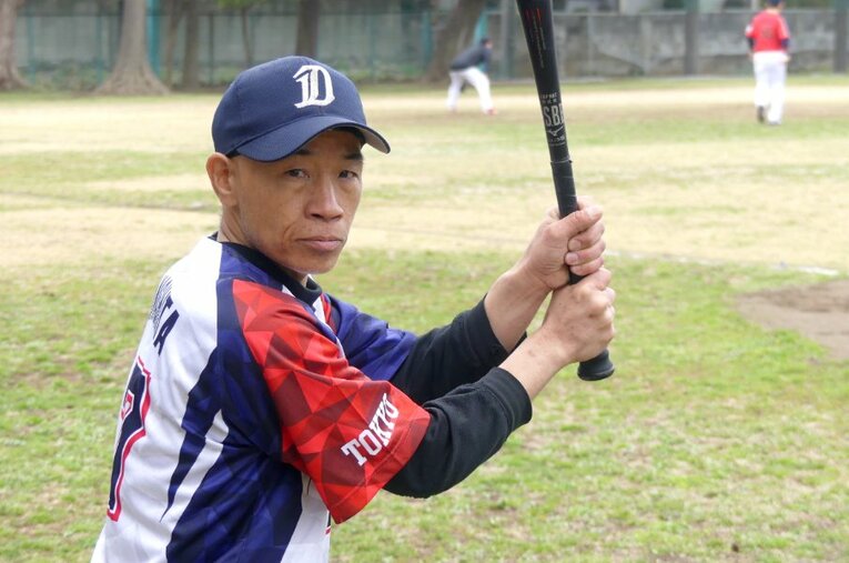 助っ人業を続けるなかで山下さんのバッティングも向上。「助っ人の打順は、気を遣ってたくさん打席が回ってくる上位に置くチームもあれば、絶対、下位にしか置かないチームもあります（笑）」という ／ photograph by Kenichiro Tazawa