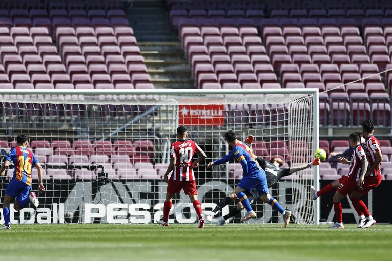 メッシのシュートはオブラクにセーブされる©Daisuke Nakashima