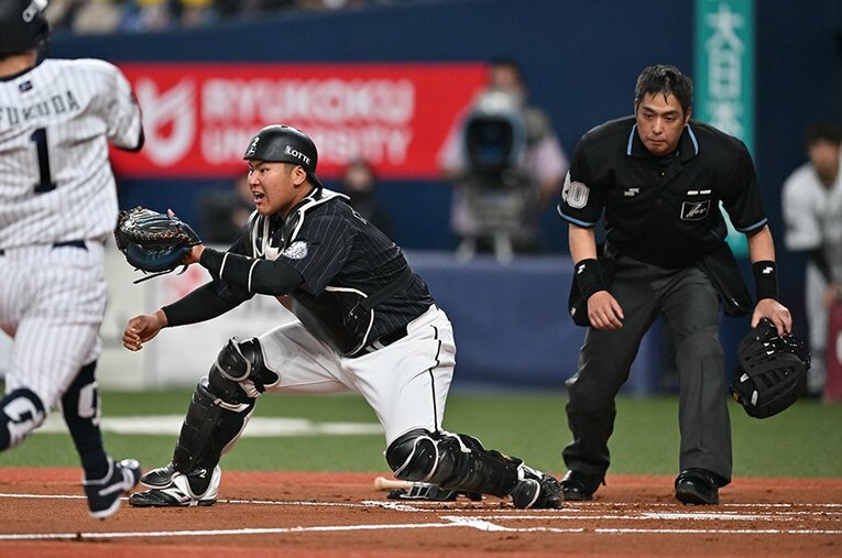 思わぬ側面で話題となったプロ野球の審判だが、細かな1つ1つの判定をジャッジしているのは事実だ ／ photograph by Hideki Sugiyama