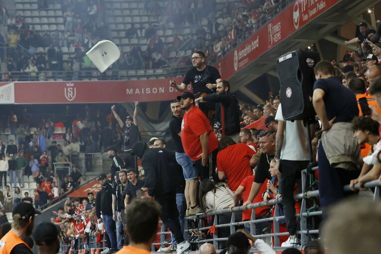 「地獄です」伊東純也も中村敬斗もボウ然の降格…激怒サポがシート投げ込み「中村には引き抜き報道」日本代表戦前に残酷なリアル(20)