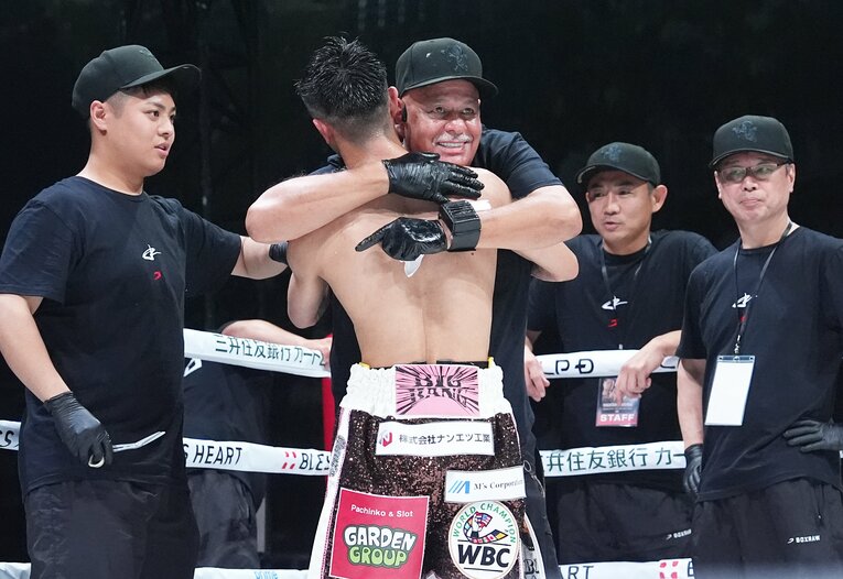 ルディ・エルナンデスと抱き合う中谷潤人　©Naoki Fukuda