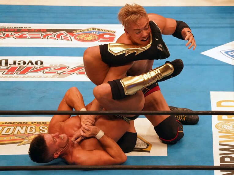 ザックの巧みな寝技に手を焼くオカダ　©Essei Hara