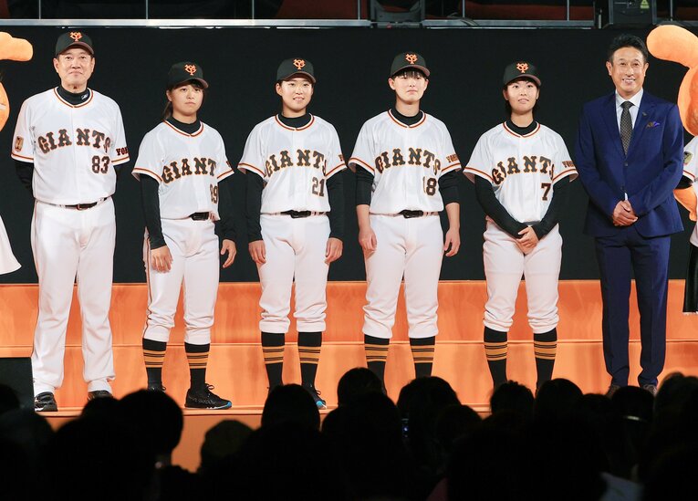 巨人に入団した4人の女子選手。左から2人目（89番）が島野。原辰徳監督（左端）、前投手コーチの宮本和知氏（右端）とともに両国国技館で入団発表が行なわれた　©️読売巨人軍／JIJI PRESS