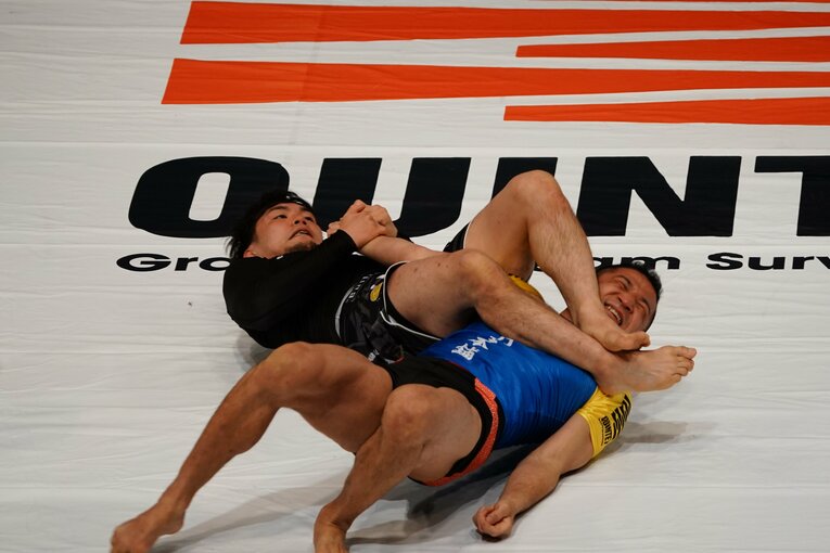 中村大介との実力者対決を制した世羅智茂（左）　©QUINTET/Takayuki Nagatomo