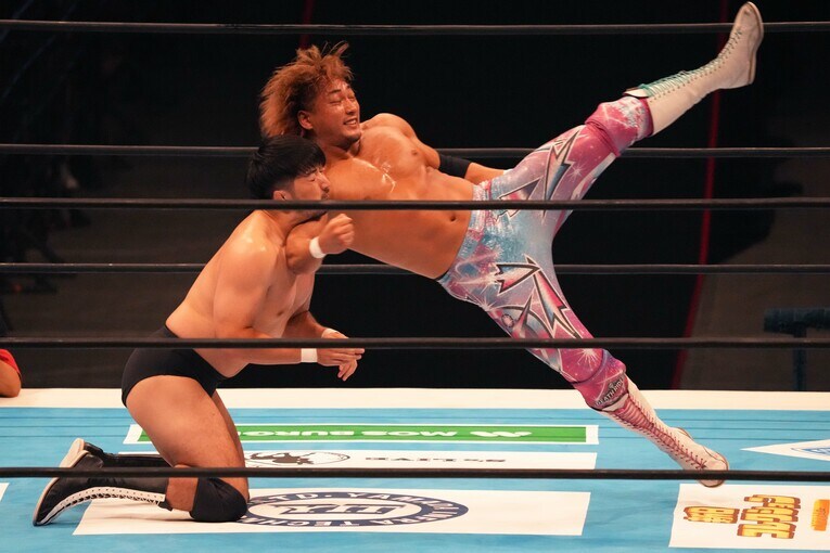 フライングエルボーを放つ海野翔太