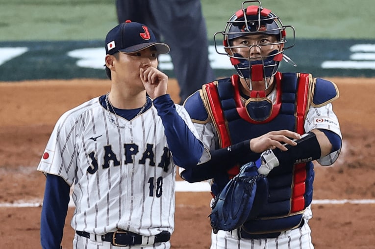 ベネズエラ戦、若月健矢と言葉を交わす山本由伸 ／ photograph by Sankei Shimbun