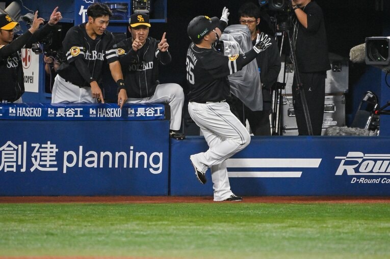 日本シリーズ第2戦、ホームランの山川穂高はどすこいポーズ　©︎Nanae Suzuki