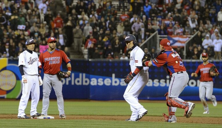 2013年のWBC準決勝、プエルトリコ戦の8回1死一、二塁、打者阿部の時、飛び出した一走内川がタッチアウトになる。左端は二走井端　(C)KYODO