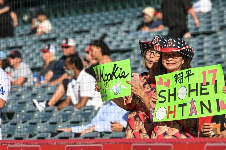 大谷の顔だけシャツを身につけている大谷ファン　©Nanae Suzuki