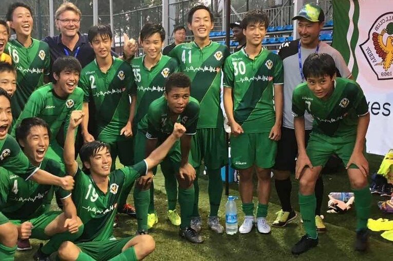 ゴシアカップでの藤田譲瑠チマ（当時15歳）らとトルシエ　※提供写真