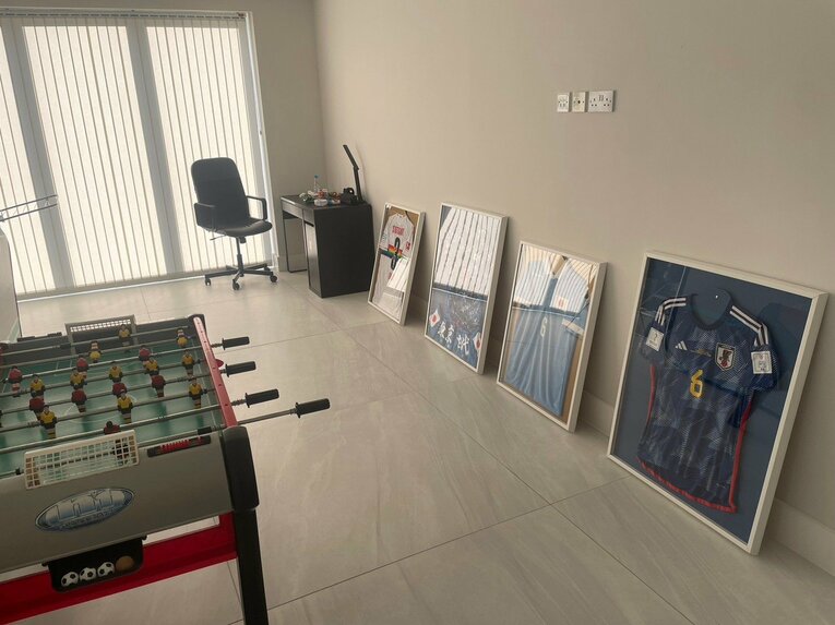 遠藤宅に並べられたユニフォーム（筆者撮影）