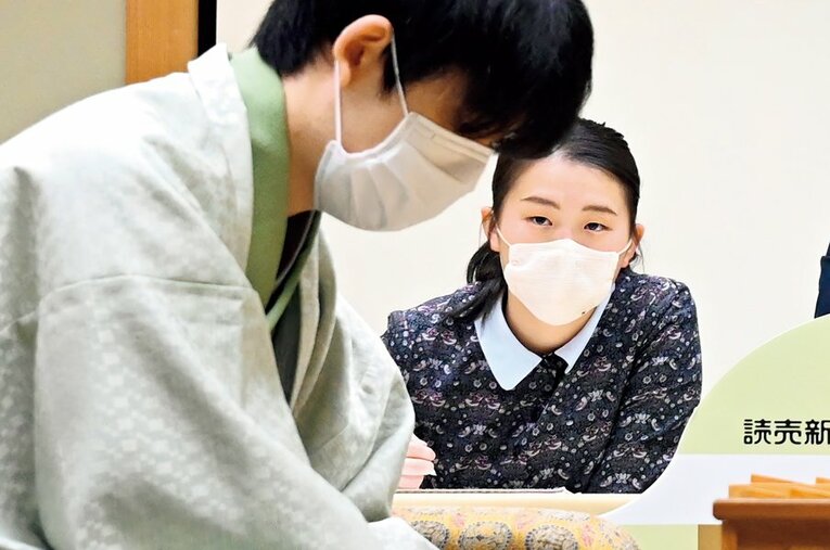 竜王戦第3局終局後の取材風景。対局の様子をメモ代わりに絵に描くこともある ／ photograph by Yomiuri Shimbun