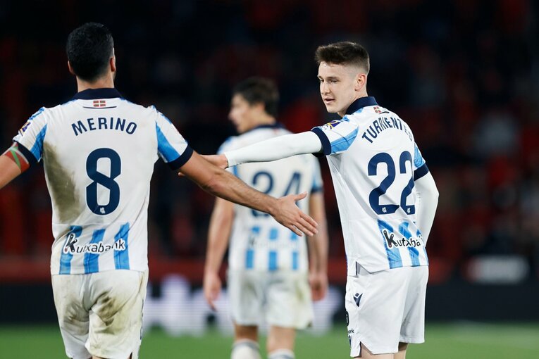 メリノとトゥリエンテスがタッチ　©Daisuke Nakashima