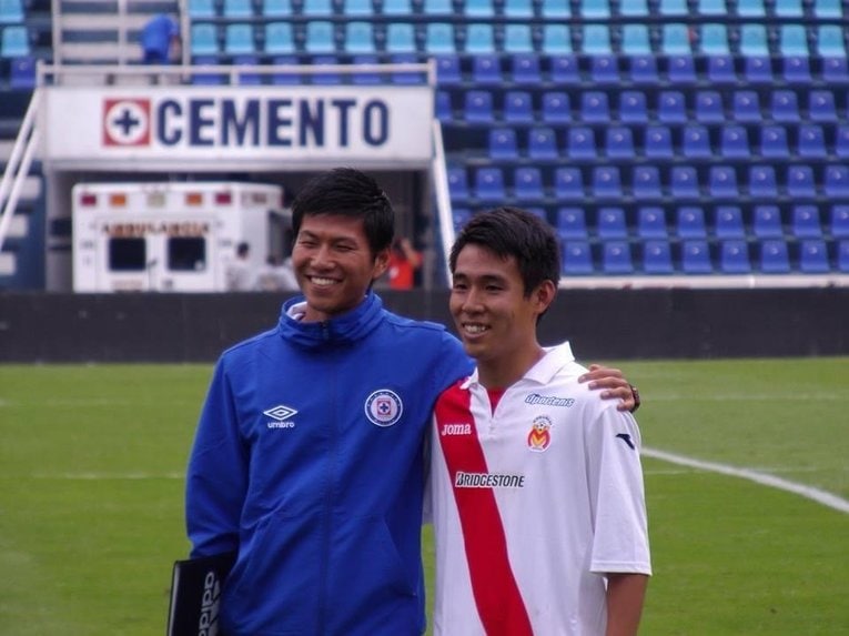 クルス・アスルGKコーチ時代、リーグ戦で対戦したモレリアU20に所属していた佐藤令治選手と（本人提供）