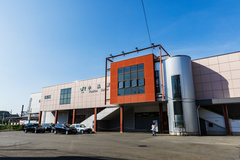 スタジアムと同じ1998年生まれの現在の小机駅舎