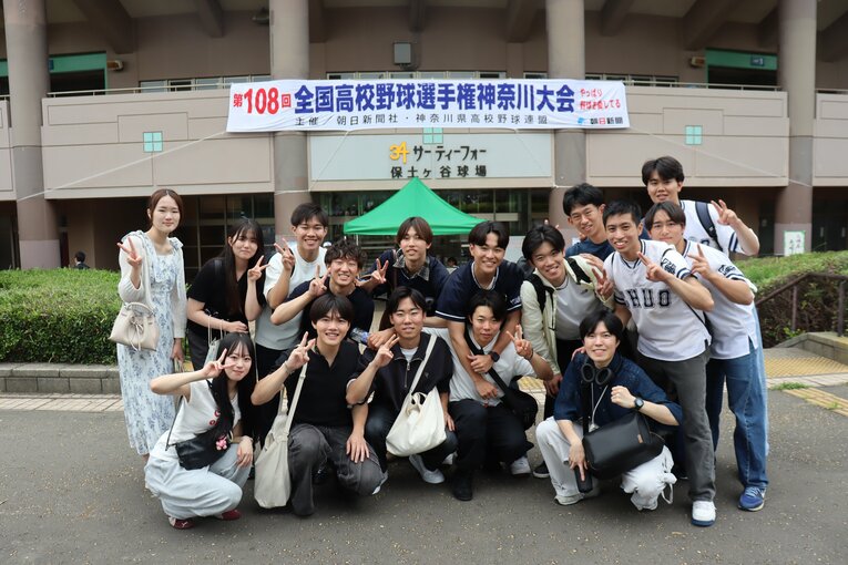 【中大横浜】勝利に喜ぶ中大横浜OBOGたち　©Yuki Kashimoto
